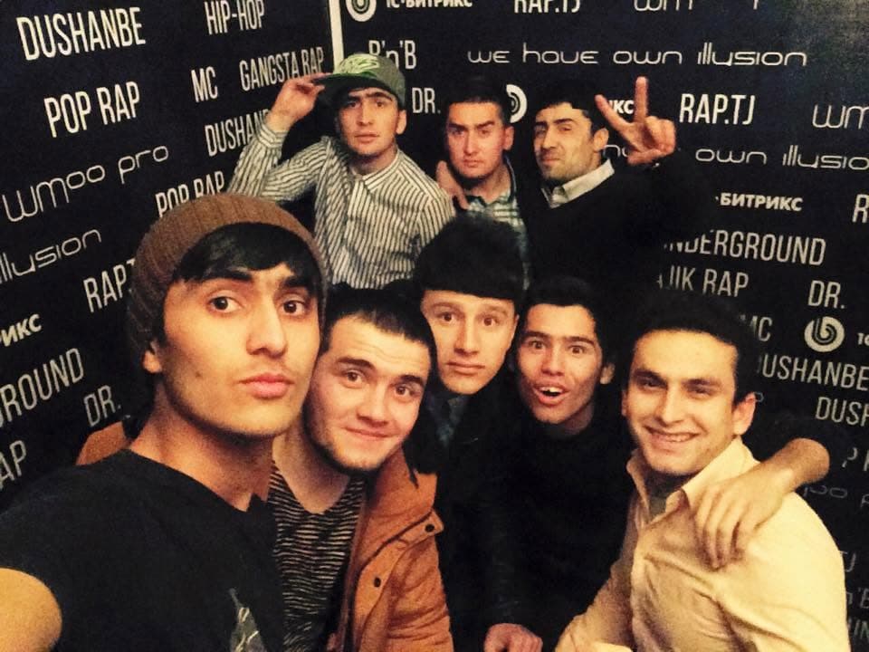 Додихудо Абдурахимов с командой rap.tj у брендированной стены RAP.TJ и WMoo Pro, 2015